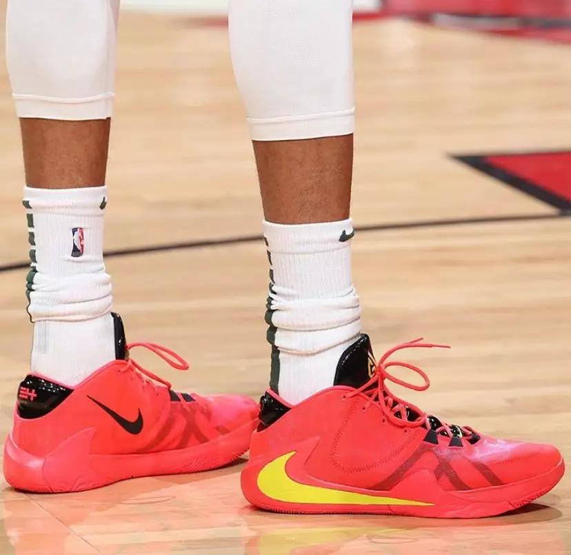 nba球星上脚字母哥5代,字母哥今日上脚球鞋配色