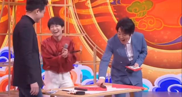 周深讲述自己第一次听到周深唱歌,周深的话筒为什么一般人不用