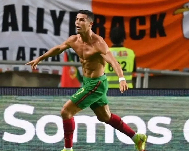 C罗霸气身材令人羡慕，董方卓爆C罗也吃垃圾食品，弗格森改变了他