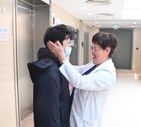 19年后，凌锋曾救治的脊柱裂患儿成“最强大脑”