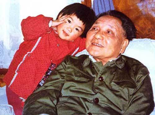 小平同志晚年，指着电视中的自己问这是谁？未见香港回归终成遗憾