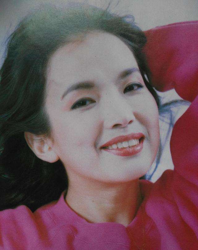 艺人吕丽萍年轻时候照片,艺人吕丽萍个子不高