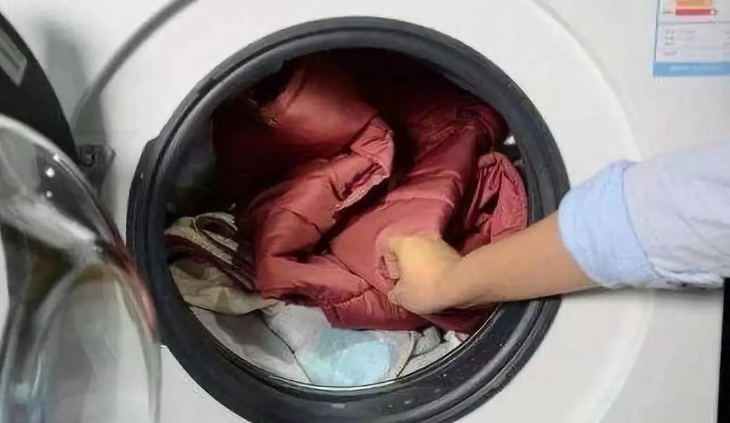 羽绒服放衣柜里会发霉怎么回事,羽绒服发霉的原因和解决方法