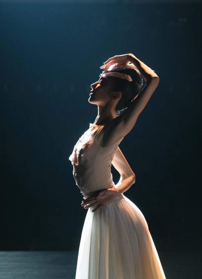 央视春晚刘德华第一次唱什么,刘德华薇娅六亲不认步伐原版