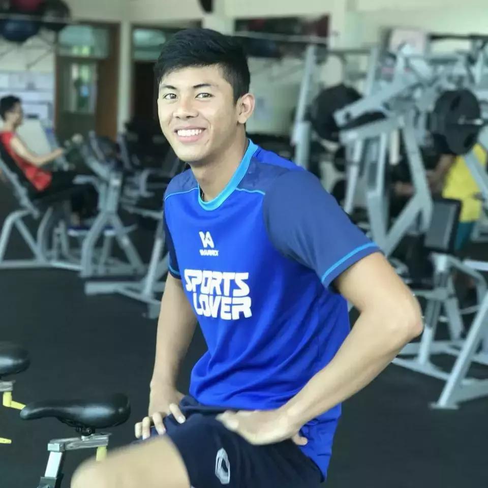 从享誉满身到走下球场，缅甸帅气足球员当起了农民小哥