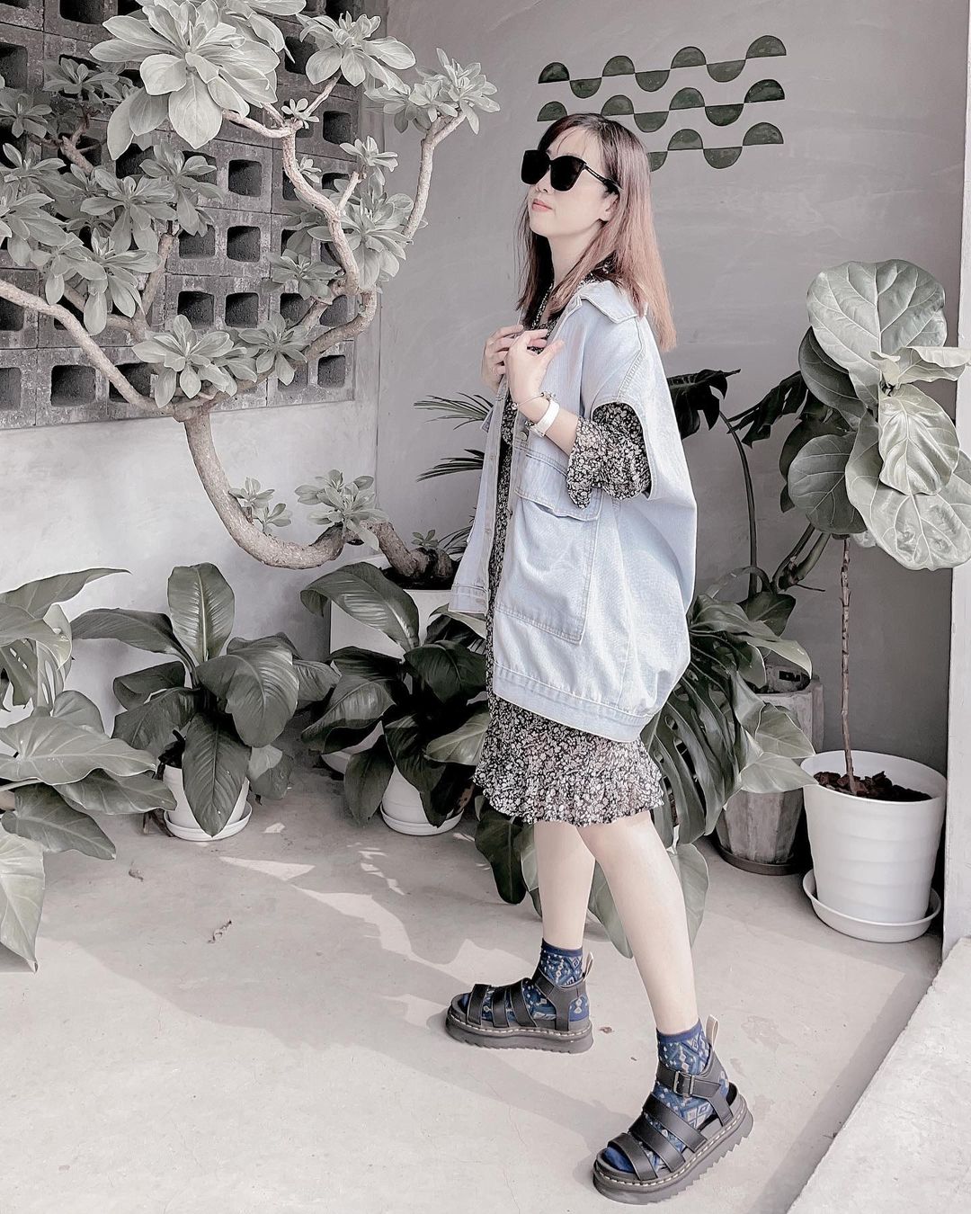 牛仔吊带背心搭配秋冬,长款背心宽松版型搭配