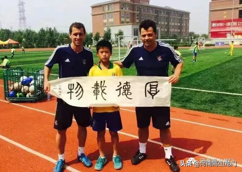 文武双全化铭灿：书法作品频频获奖球场上的偶像是伊涅斯塔