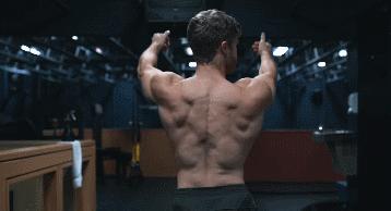 想要练宽背部？高位下拉的动作分析，握法握距到动作细节