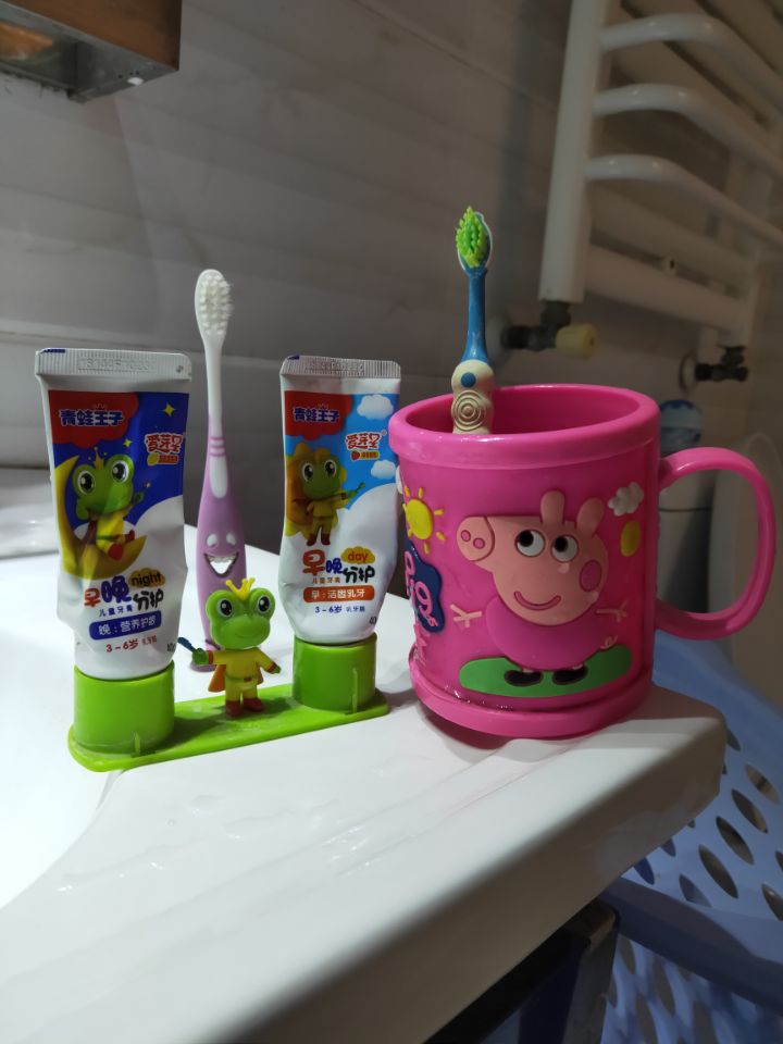 2岁多的娃不肯刷牙,2岁宝宝不肯用牙刷刷牙