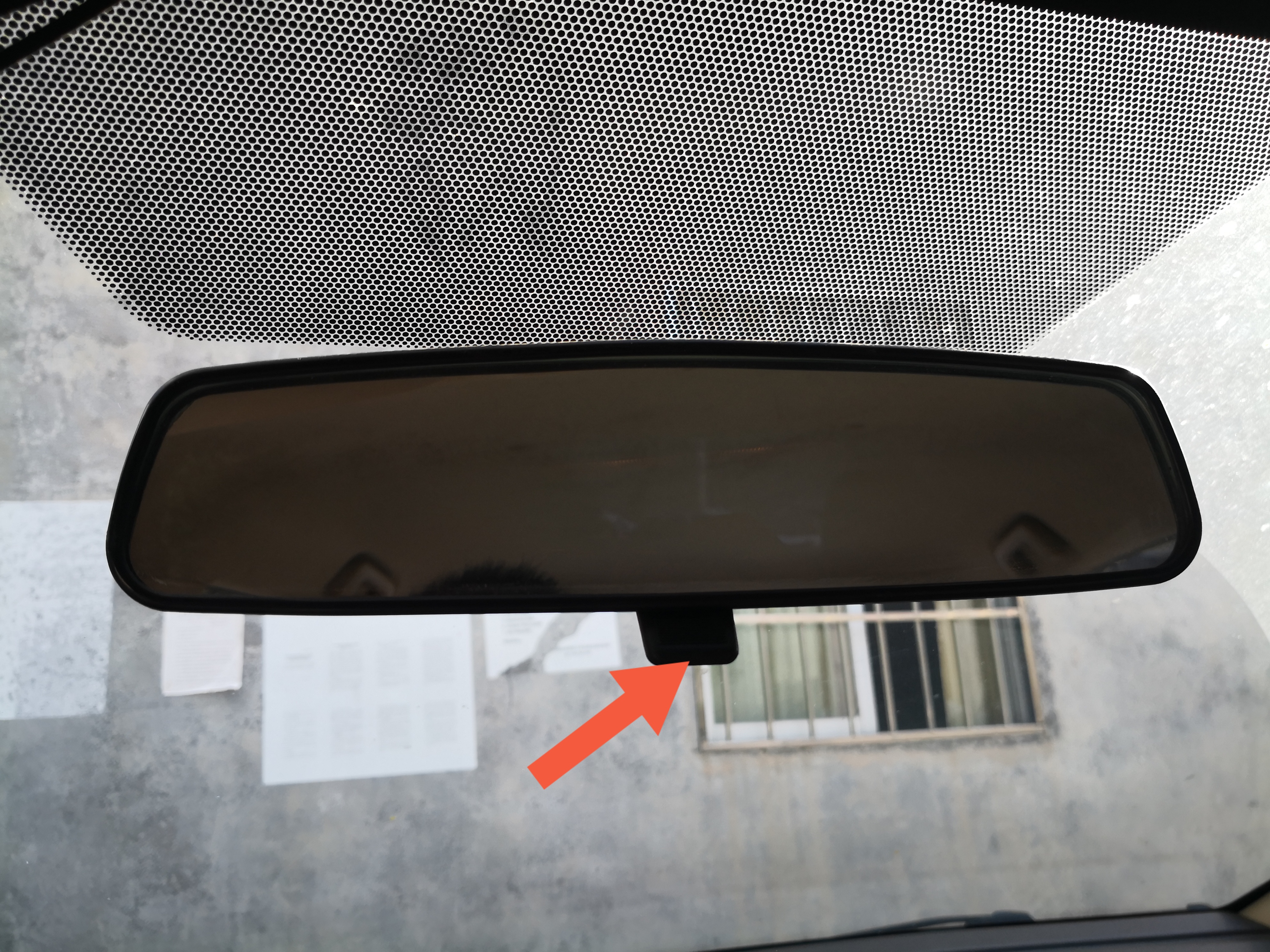 夜间开车怎么避免前方远光灯,夜间开车遇到对面开远光灯怎么办