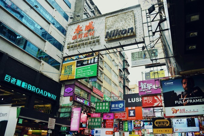 世界将我包围下一句,世界将我包围演唱