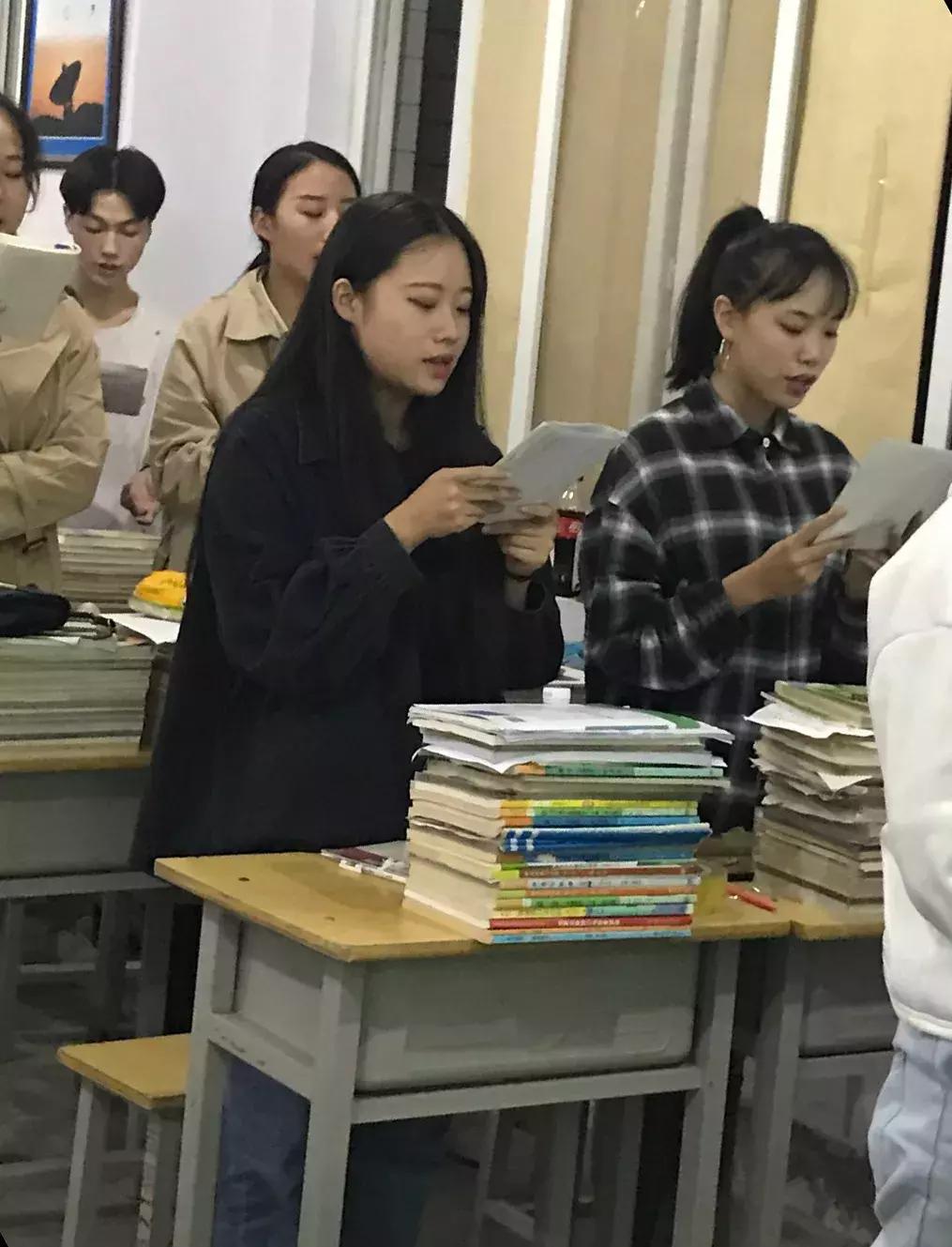 三尺讲台书写桃李芬芳,三尺讲台书写青春芳华