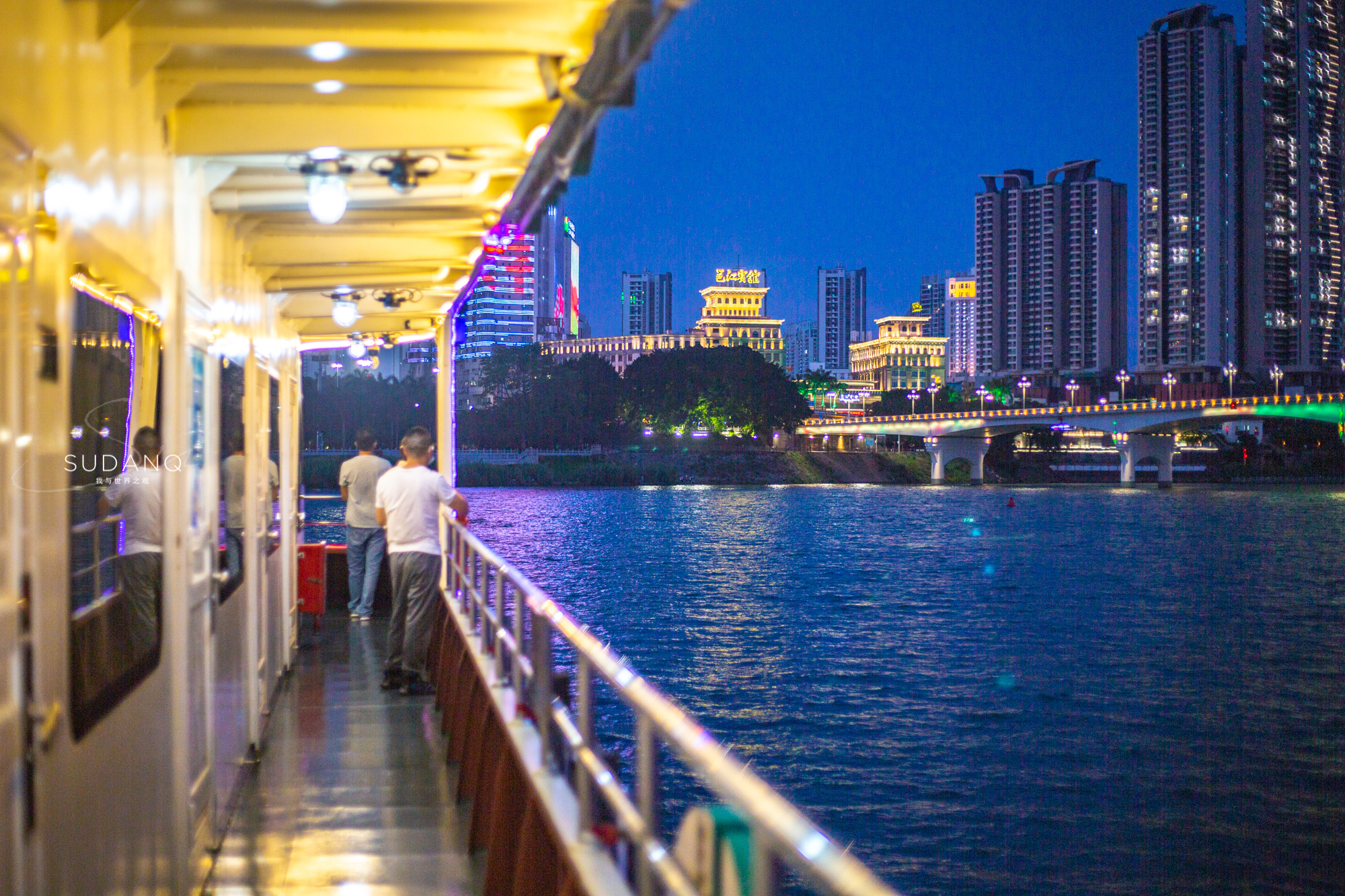 广西南宁夜景邕江大桥,南宁邕江夜游金惠号