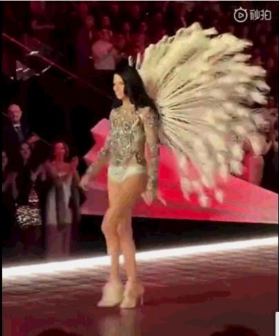 利马在维密上单独走的秀,利马超模高光时刻