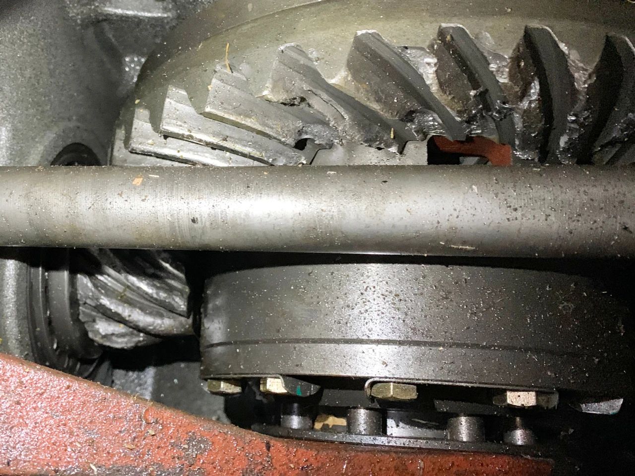 开裂打齿，大马力拖拉机犁耕作业遇困境，机体如纸糊般不堪一用