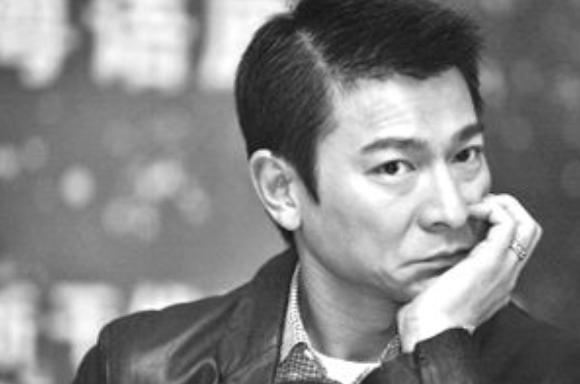 刘德华被谁抚养长大的,刘德华为什么帮姐姐住贫民窟