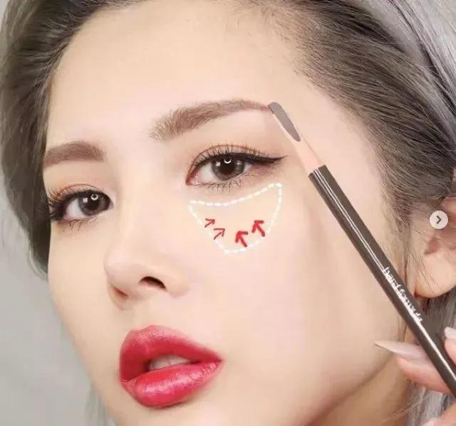 她为什么没眼技？怎么改善眼睛无神的状态