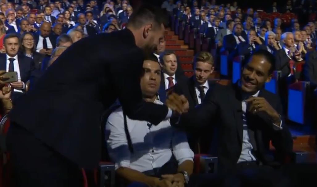 c罗为梅西颁奖,c罗为梅西让路