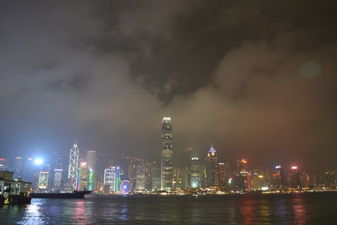 世界将我包围下一句,世界将我包围演唱