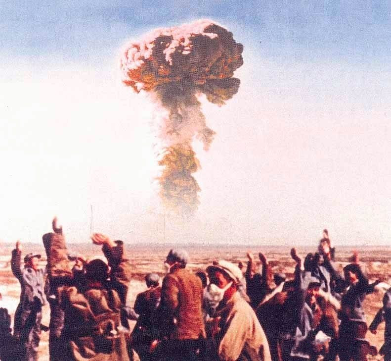 邓稼先受到核辐射后的医治,杨振宁问邓稼先原子弹