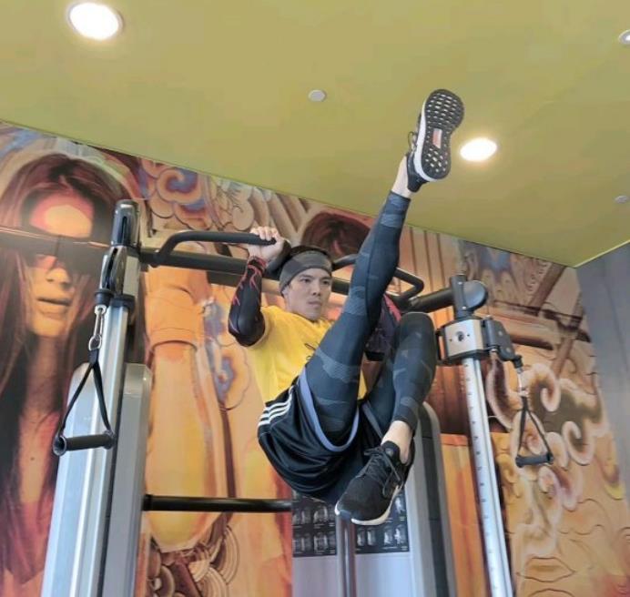 向佐健身励志视频,向佐西装腹肌