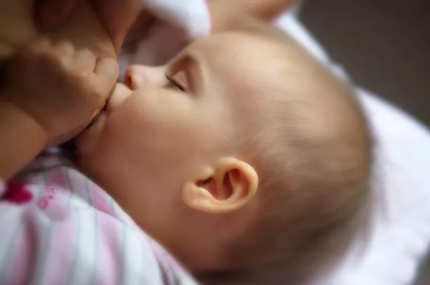 90后母乳喂养的难题,酷热夏季母乳喂养难题