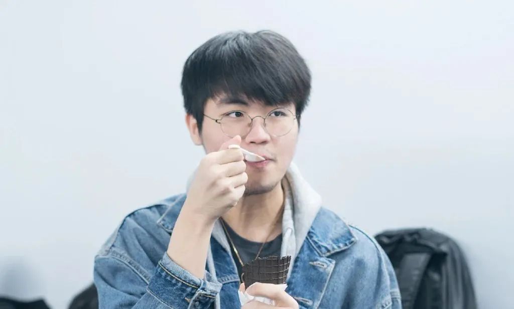 他们20岁年入千万，成为时代偶像，代价却无比残酷