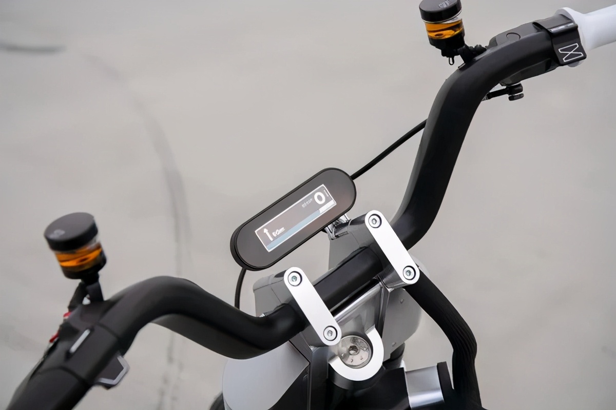 宝马CE02概念电动车，极速90km，滑板变成脚踏