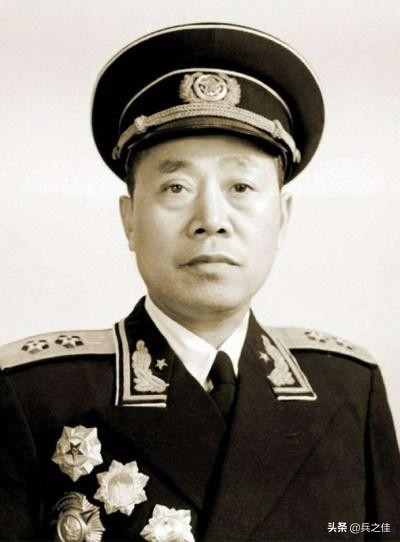 聂凤智缴获貂皮大衣，神气展示，陶勇一边叫好，一边悄悄烧个洞