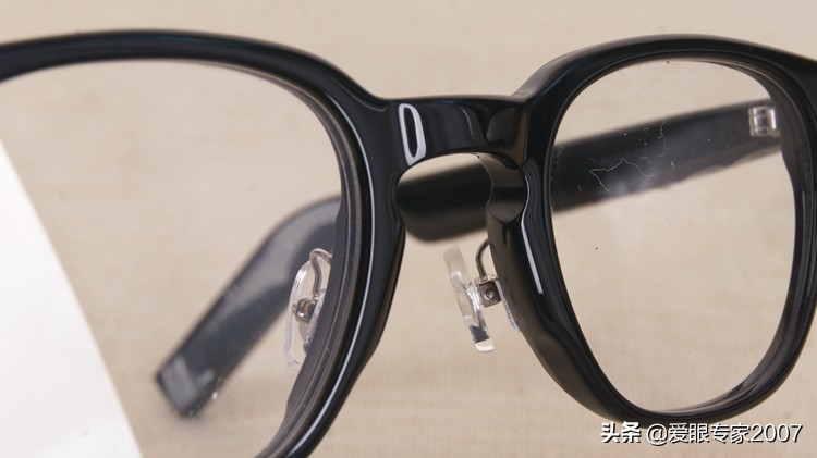 板材眼镜鼻托掉了怎么配,板材眼镜鼻托如何卸下来