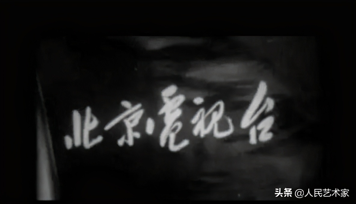 她是中国第一位电视播音员，师从开国大典播音员，发掘赵忠祥，指导敬一丹，是白岩松心中让央视变柔软的存在