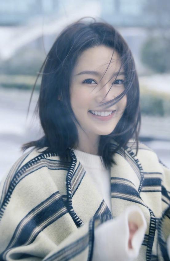 李沁穿湖蓝色大衣清新又高级！搭配同色系打底衫，气质满满好美丽