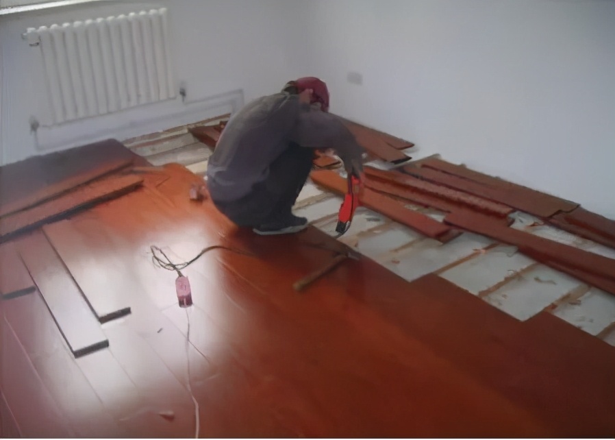 老公留了很多心眼,木地板铺在飘窗上