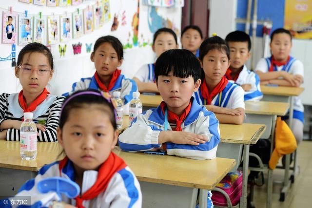 孩子总是抖脚是怎么回事,为什么小孩会频繁抖头发