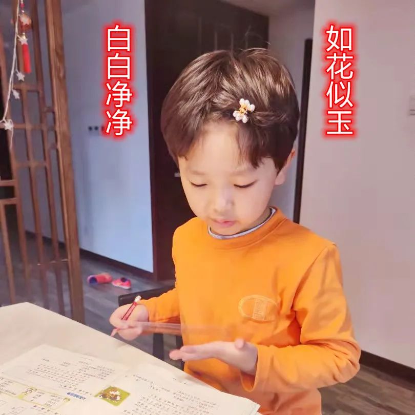 男生太难了，拳霸李*荣大**竟然被一个娇小的女生疯狂追着打？