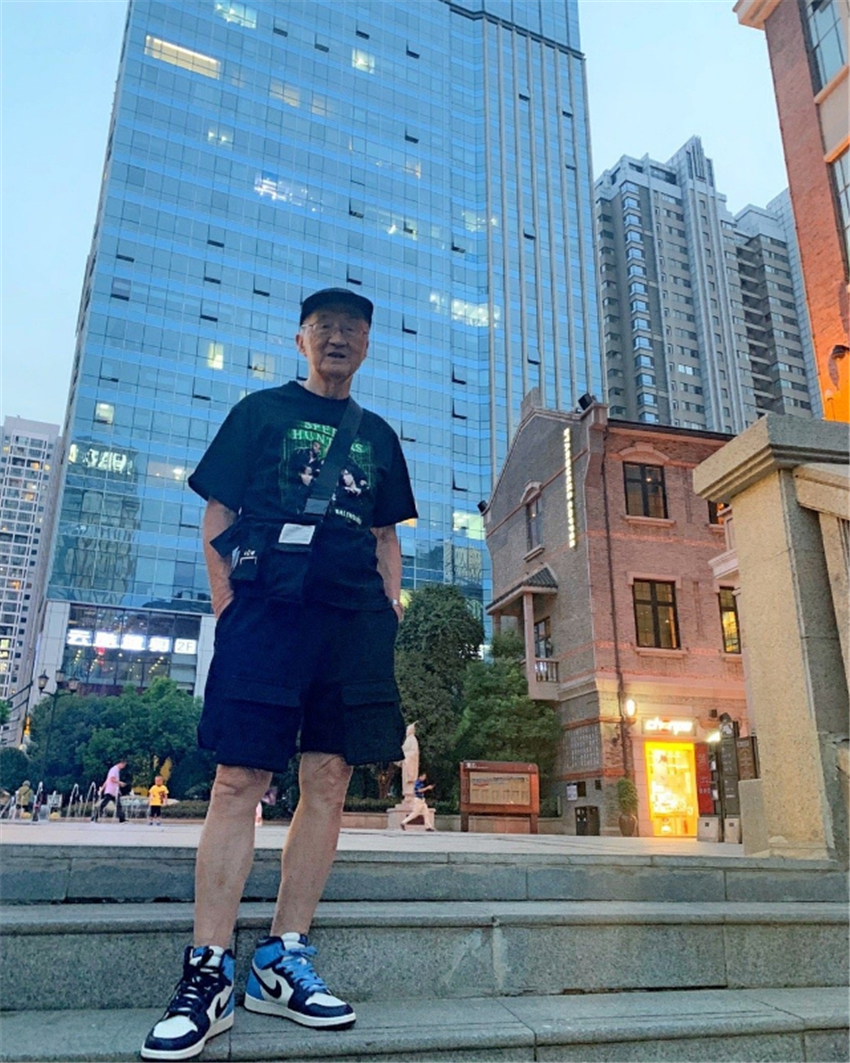 82岁爷爷穿粉色AJ上街，一身马卡龙配色，和孙子同款真时尚