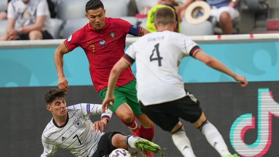 c罗36岁依然保持完美身材,36岁的c罗还在拼命吗