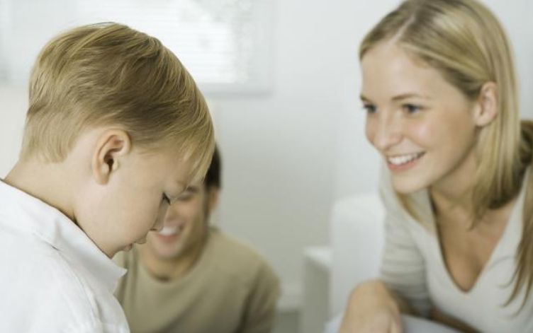 小孩很容易害羞,如何培养孩子主动社交及保护自己