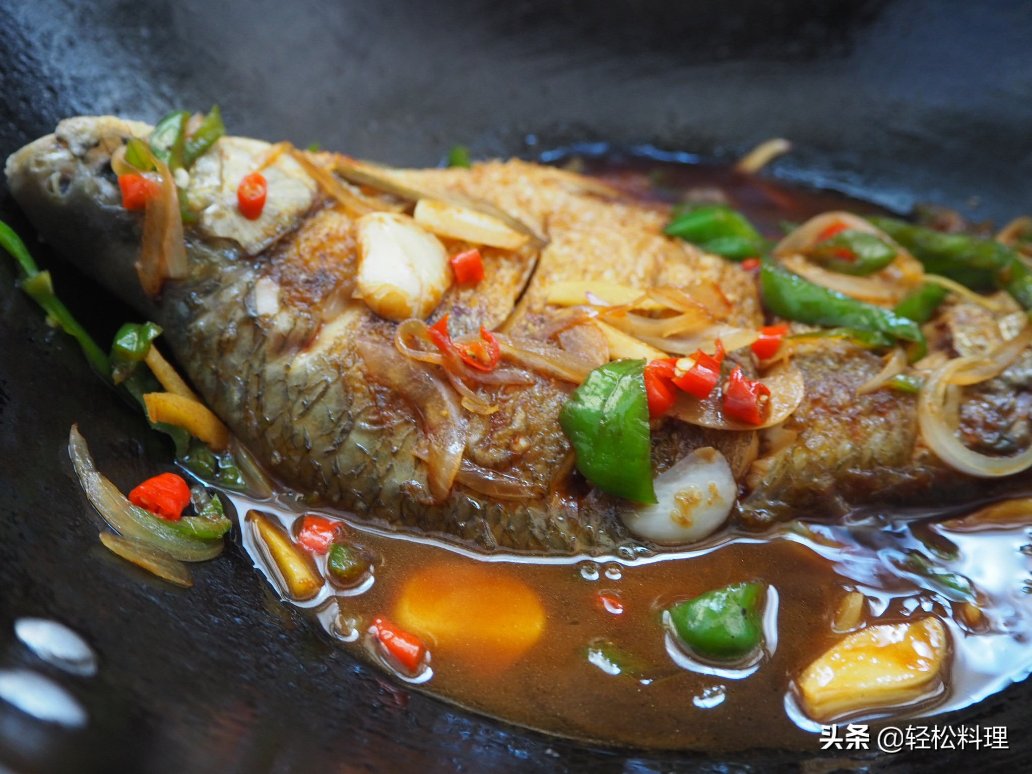 电锅红烧鱼不粘锅不掉皮的方法,红烧鱼怎么做不粘锅不掉皮窍门