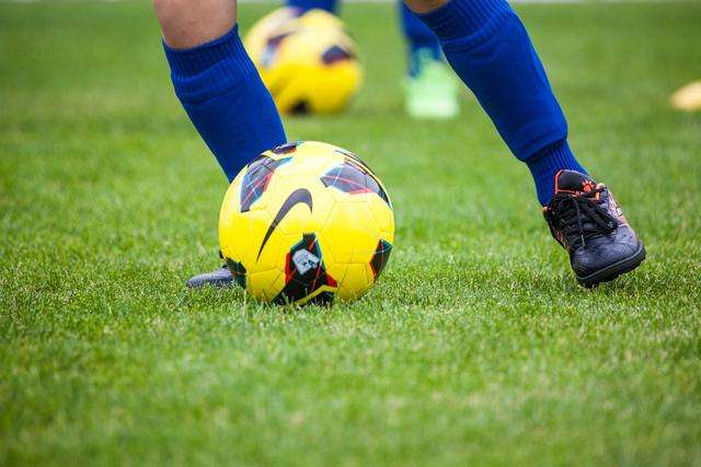 足球训练动作技巧教学视频,足球传球跑位训练教学视频