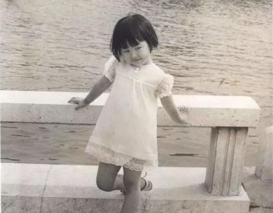 朱珠的放*情纵**史，与世界顶级富豪擦肩而过，靠美貌征服了5个男人