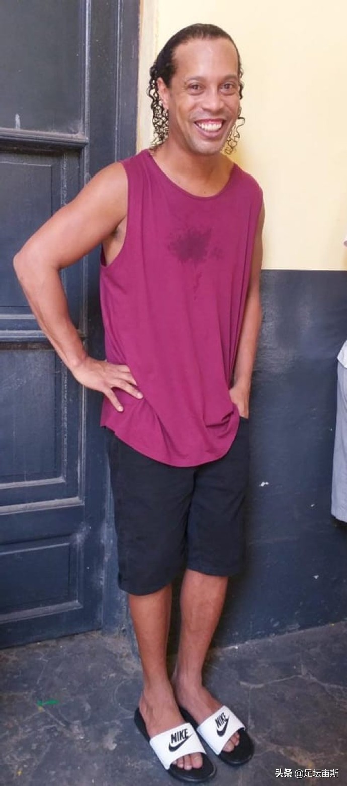 小罗为球迷签名视频,小罗参加监狱五人足球赛