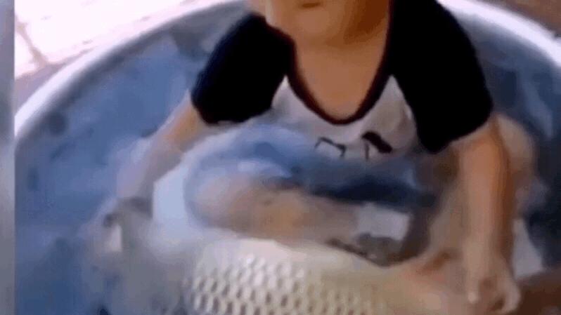 搞笑GIF:女朋友问我是什么，我说是洗衣粉，她怎么把我拉黑了？