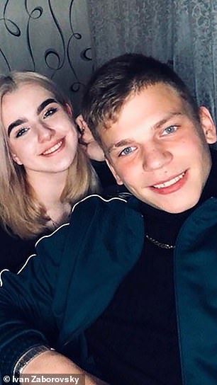 9岁男孩踢球时被闪电击中,踢足球时被闪电击中