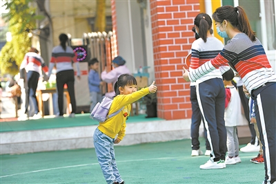 多地幼儿园面临一孩难求窘境,幼儿园开学孩子不想去怎么办