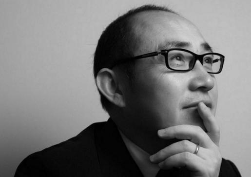 从理发两块砍价成一块，高息借贷1000万元炒房，现如今身价300亿