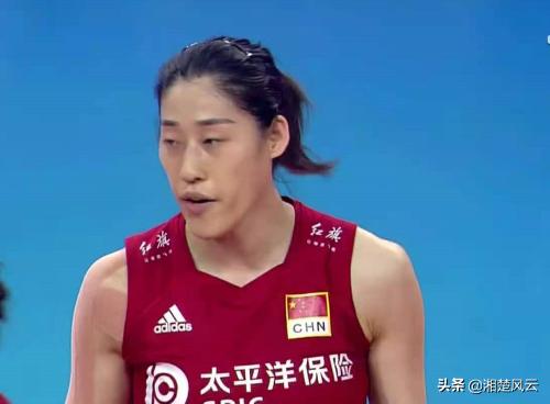 轻视的巴西教练，队员戴口罩比赛和丢分发怒，中国女排以告捷回击