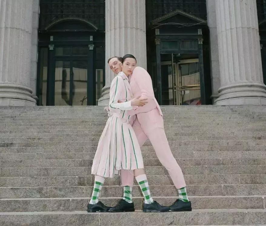 今年秋天别再露脚踝了流行中筒袜,还在露脚踝露袜子高级又时髦