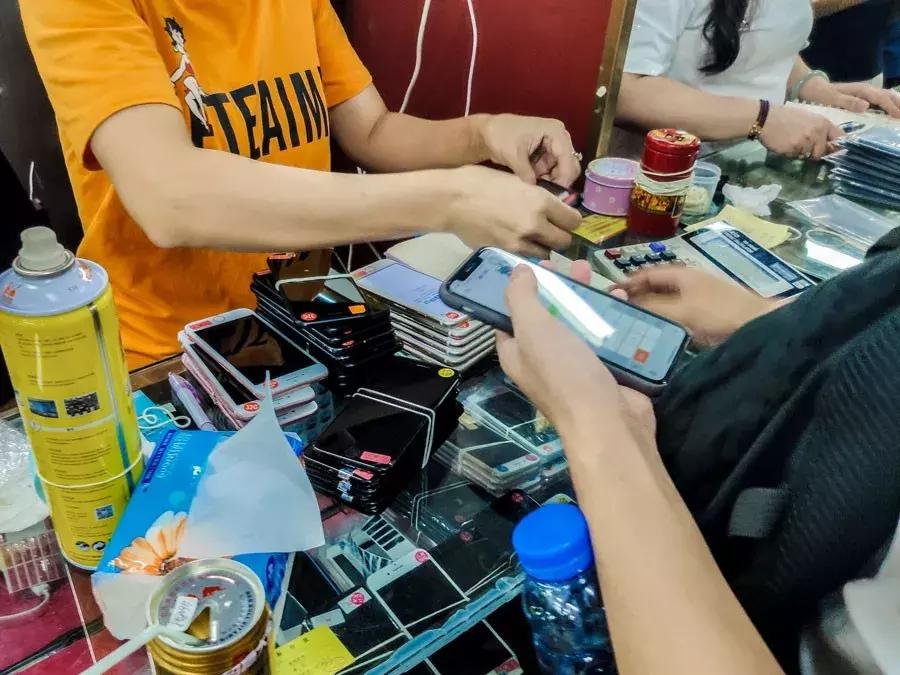 60秒赔了100万！在华强北倒腾“二手机”，比炒股刺激多了…