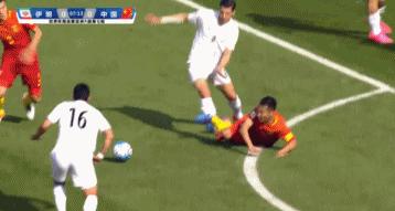 国足过人踩球被摔倒gif,足球场上的欢笑声瞬间